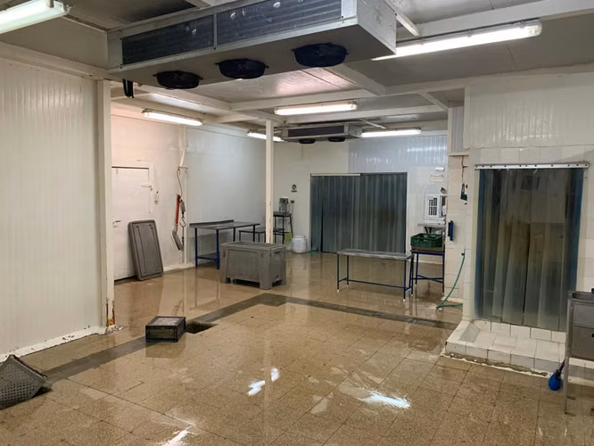 Vendo galera en esquina con oficinas en Pueblo Nuevo