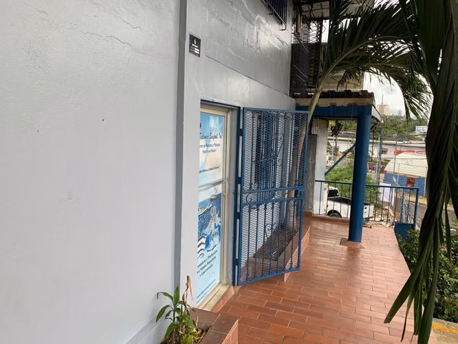 Vendo galera en esquina con oficinas en Pueblo Nuevo