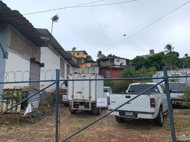 Vendo galera en esquina con oficinas en Pueblo Nuevo