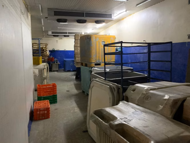 Vendo galera en esquina con oficinas en Pueblo Nuevo