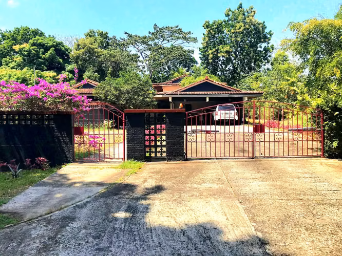Venta de Casa de 236 m2 sobre 1603 m2 de Terreno en Las Cumbres, Panamá 25-4155GG - Imagen 2