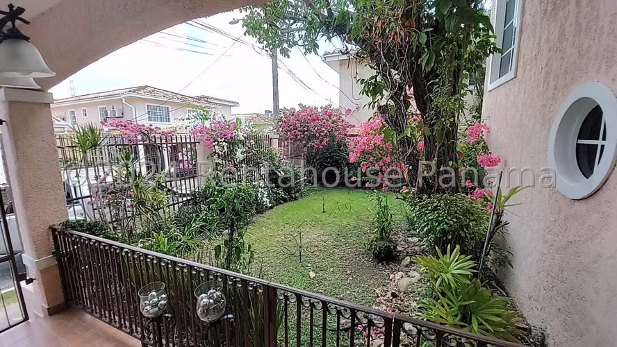 Venta de Casa Exclusiva en PH Fuente del Fresno, Altos de Panamá 26-1564GG