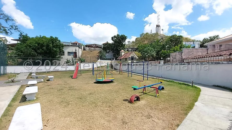 Venta de Casa Exclusiva en PH Fuente del Fresno, Altos de Panamá 26-1564GG
