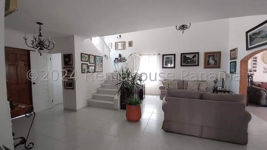 Venta de Casa Exclusiva en PH Fuente del Fresno, Altos de Panamá 26-1564GG