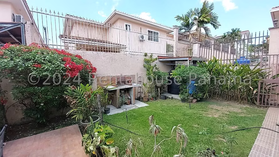 Venta de Casa Exclusiva en PH Fuente del Fresno, Altos de Panamá 26-1564GG