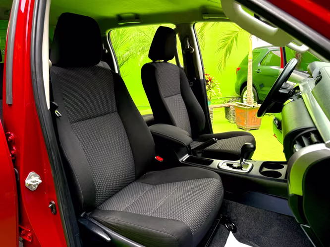 2023 TOYOTA HILUX TURBO DIESEL 4X4 CON BLOQUEO DE DIFERENCIAL TRASERO  EXCELENTE ESTADO NUEVO MUY BONITA.