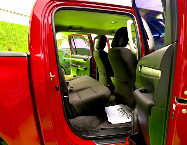2023 TOYOTA HILUX TURBO DIESEL 4X4 CON BLOQUEO DE DIFERENCIAL TRASERO  EXCELENTE ESTADO NUEVO MUY BONITA.
