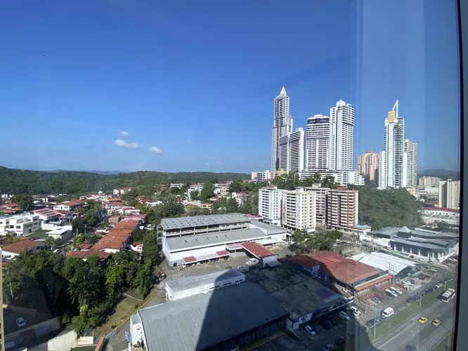Oficina Amoblada en Golden Point - Piso Alto