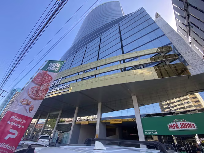 Oficina Amoblada en Golden Point - Piso Alto