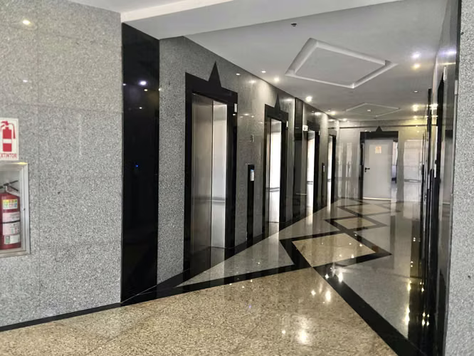 Oficina Amoblada en Golden Point - Piso Alto