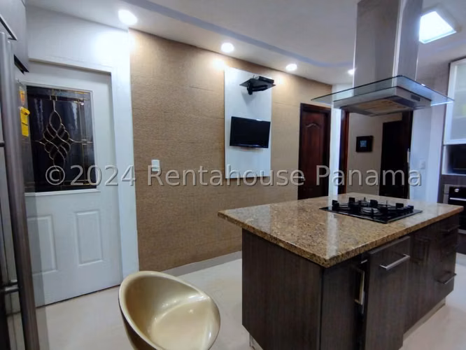 Venta de Casa con 348 m2 de Terreno en Bosque de Cibeles, Altos de Panamá 26-942GG