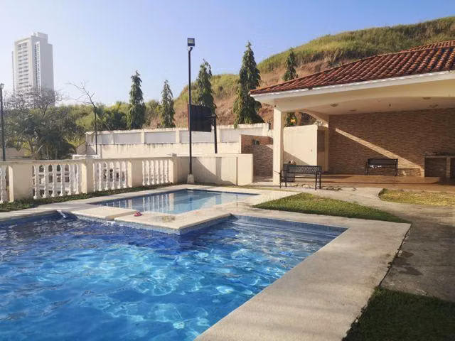 Venta de Casa con 348 m2 de Terreno en Bosque de Cibeles, Altos de Panamá 26-942GG