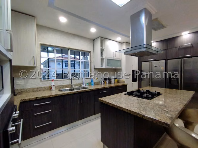 Venta de Casa con 348 m2 de Terreno en Bosque de Cibeles, Altos de Panamá 26-942GG