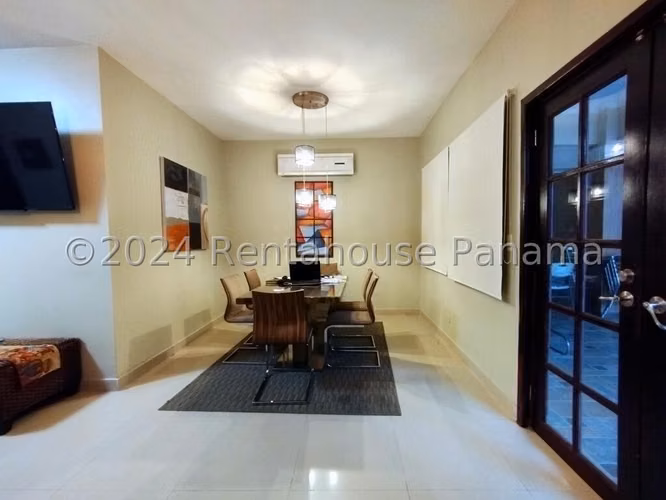 Venta de Casa con 348 m2 de Terreno en Bosque de Cibeles, Altos de Panamá 26-942GG