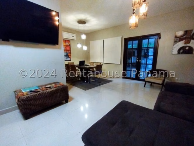 Venta de Casa con 348 m2 de Terreno en Bosque de Cibeles, Altos de Panamá 26-942GG