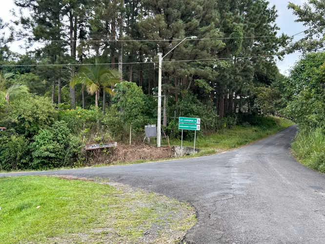Vendo hermosa finca en La Laguna de San Carlos, ideal para turismo