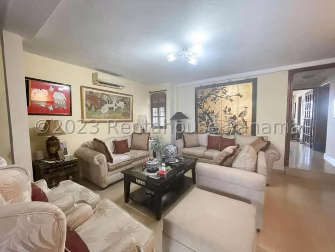 Venta de Casa con 245 m² de Construcción en Hato Pintado 26-2104GG