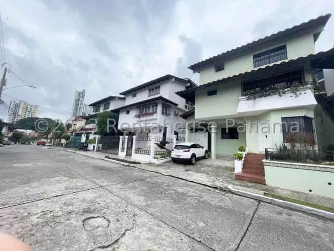 Venta de Casa con 245 m² de Construcción en Hato Pintado 26-2104GG