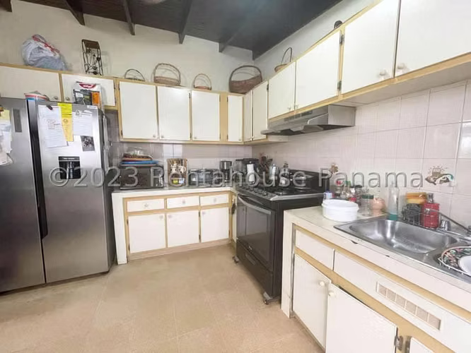 Venta de Casa con 245 m² de Construcción en Hato Pintado 26-2104GG