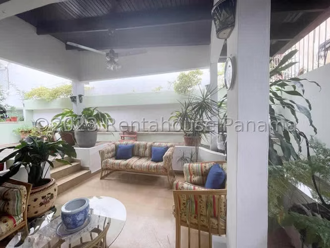 Venta de Casa con 245 m² de Construcción en Hato Pintado 26-2104GG