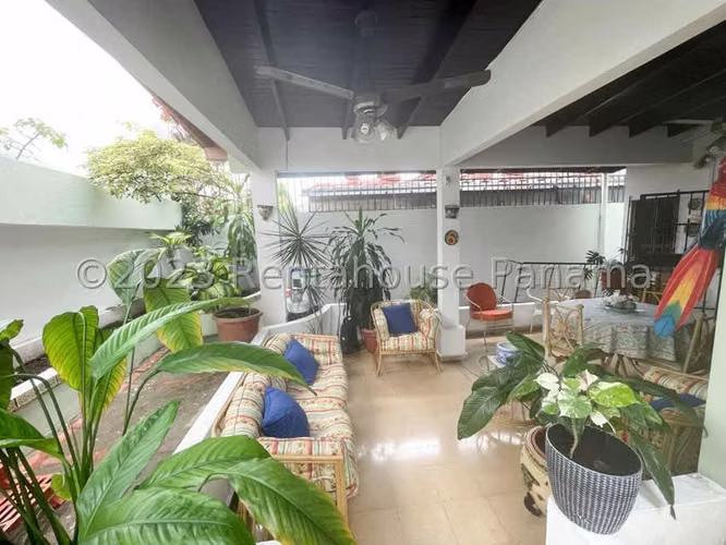 Venta de Casa con 245 m² de Construcción en Hato Pintado 26-2104GG