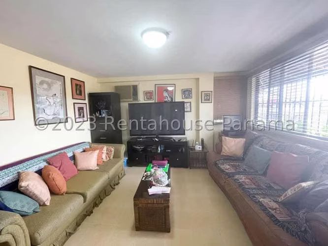 Venta de Casa con 245 m² de Construcción en Hato Pintado 26-2104GG