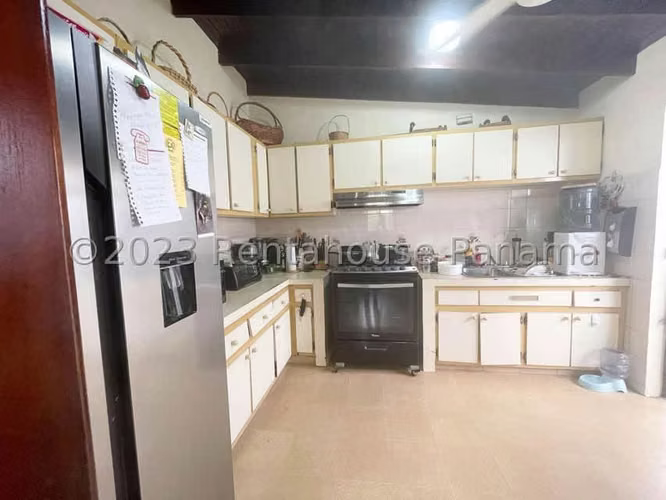 Venta de Casa con 245 m² de Construcción en Hato Pintado 26-2104GG