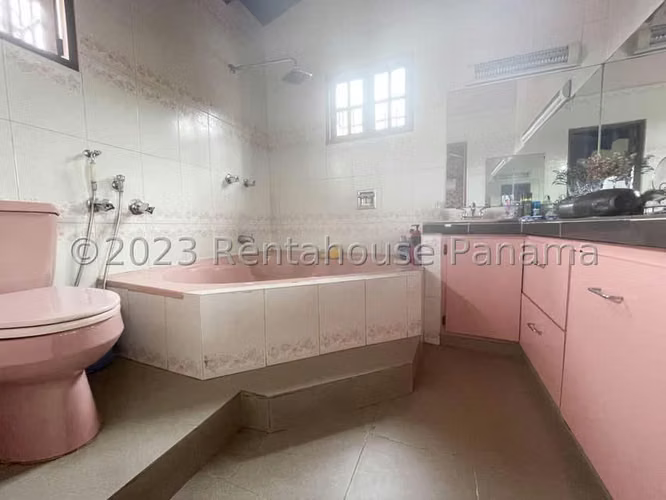 Venta de Casa con 245 m² de Construcción en Hato Pintado 26-2104GG