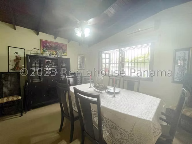 Venta de Casa con 245 m² de Construcción en Hato Pintado 26-2104GG