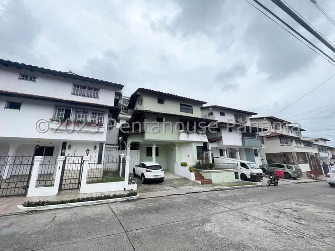 Venta de Casa con 245 m² de Construcción en Hato Pintado 26-2104GG