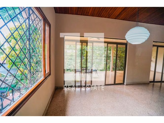 Se vende Edificio de tres niveles en la Cresta - Imagen 6