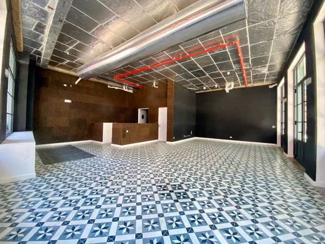 LOCAL COMERCIAL EN SANTA ANA EN ESQUINA EN VENTA O ALQUILER