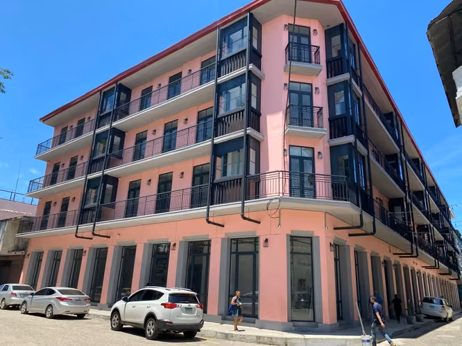 LOCALES COMERCIALES EN ESQUINA EN SANTA ANA EN VENTA O ALQUILER 561.98m²
