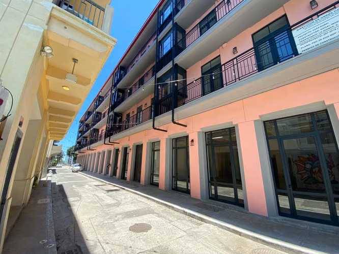 LOCALES COMERCIALES EN ESQUINA EN SANTA ANA EN VENTA O ALQUILER 339.5m²
