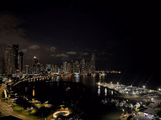 Vendo amplio y hermoso apto con vista al mar en Avenida Balboa