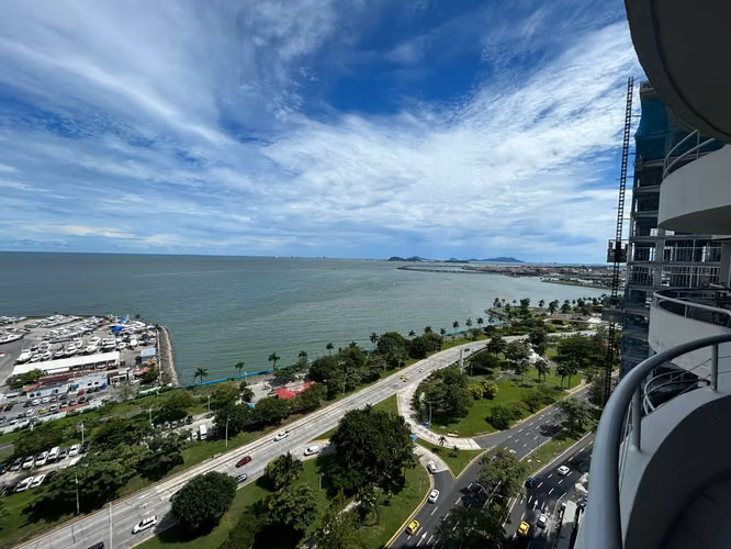 Vendo amplio y hermoso apto con vista al mar en Avenida Balboa