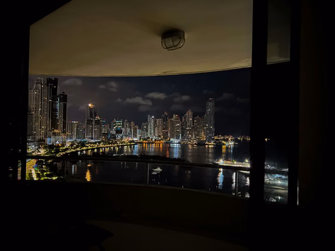 Vendo amplio y hermoso apto con vista al mar en Avenida Balboa