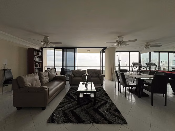Vendo amplio y hermoso apto con vista al mar en Avenida Balboa