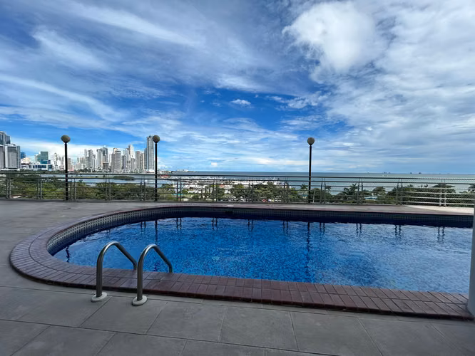 Vendo amplio y hermoso apto con vista al mar en Avenida Balboa