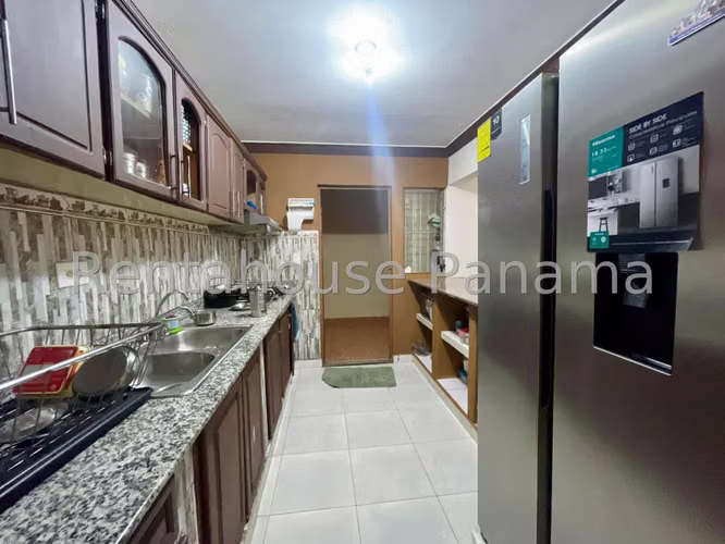 Vendo Casa Unifamiliar y Espaciosa en Altos de Panamá 26-2579GG