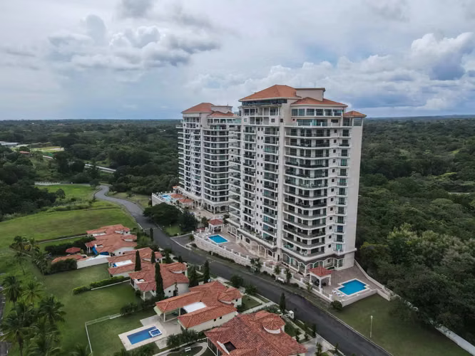 Vistas Panorámicas Desde Este Apartamento en Vista Mar Golf en Venta - Imagen 20