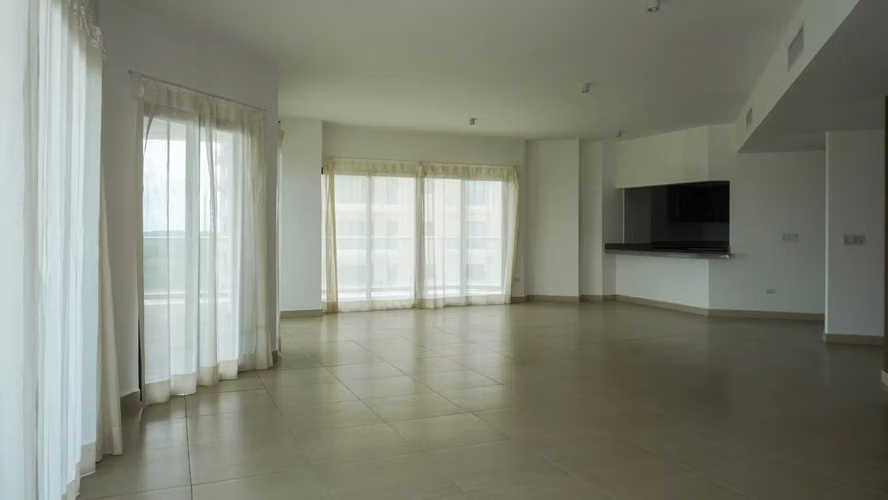 Vistas Panorámicas Desde Este Apartamento en Vista Mar Golf en Venta - Imagen 6