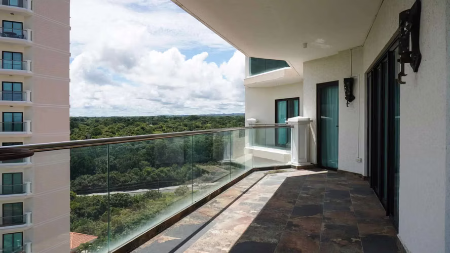 Vistas Panorámicas Desde Este Apartamento en Vista Mar Golf en Venta - Imagen 19