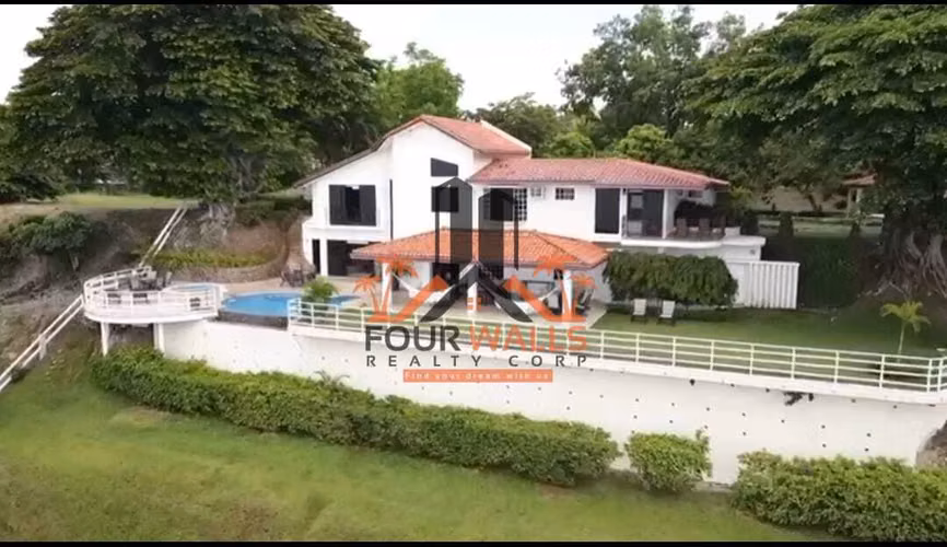 En venta hermosa casa en Costa Esmeralda - San carlos
