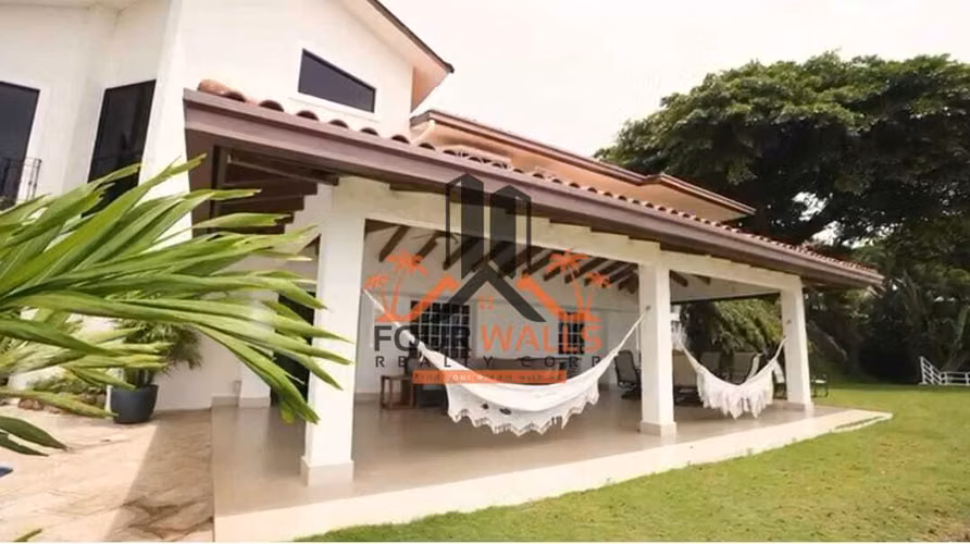 En venta hermosa casa en Costa Esmeralda - San carlos