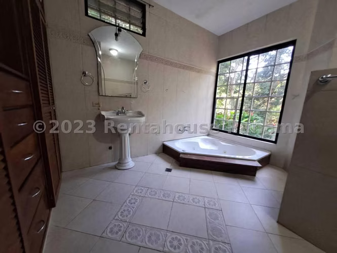Venta de Casa con 1374 m² de Terreno en Las Cumbres 25-5655GG