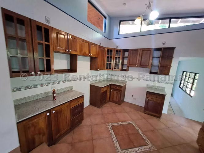 Venta de Casa con 1374 m² de Terreno en Las Cumbres 25-5655GG