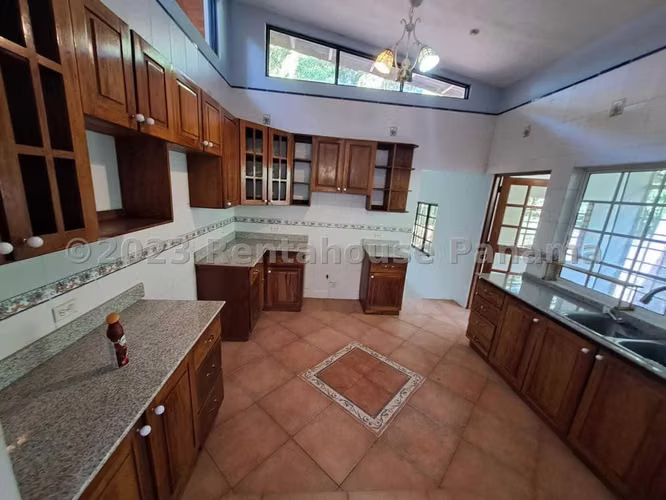 Venta de Casa con 1374 m² de Terreno en Las Cumbres 25-5655GG