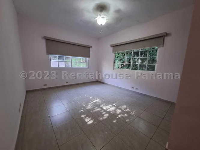 Venta de Casa con 1374 m² de Terreno en Las Cumbres 25-5655GG