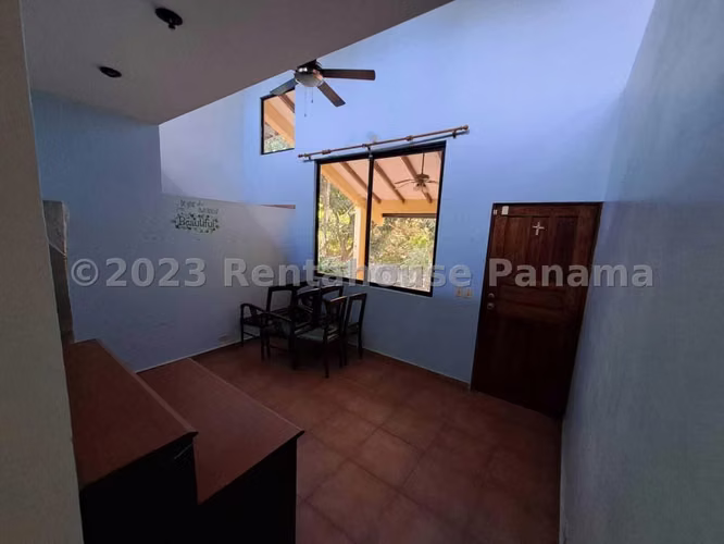 Venta de Casa con 1374 m² de Terreno en Las Cumbres 25-5655GG